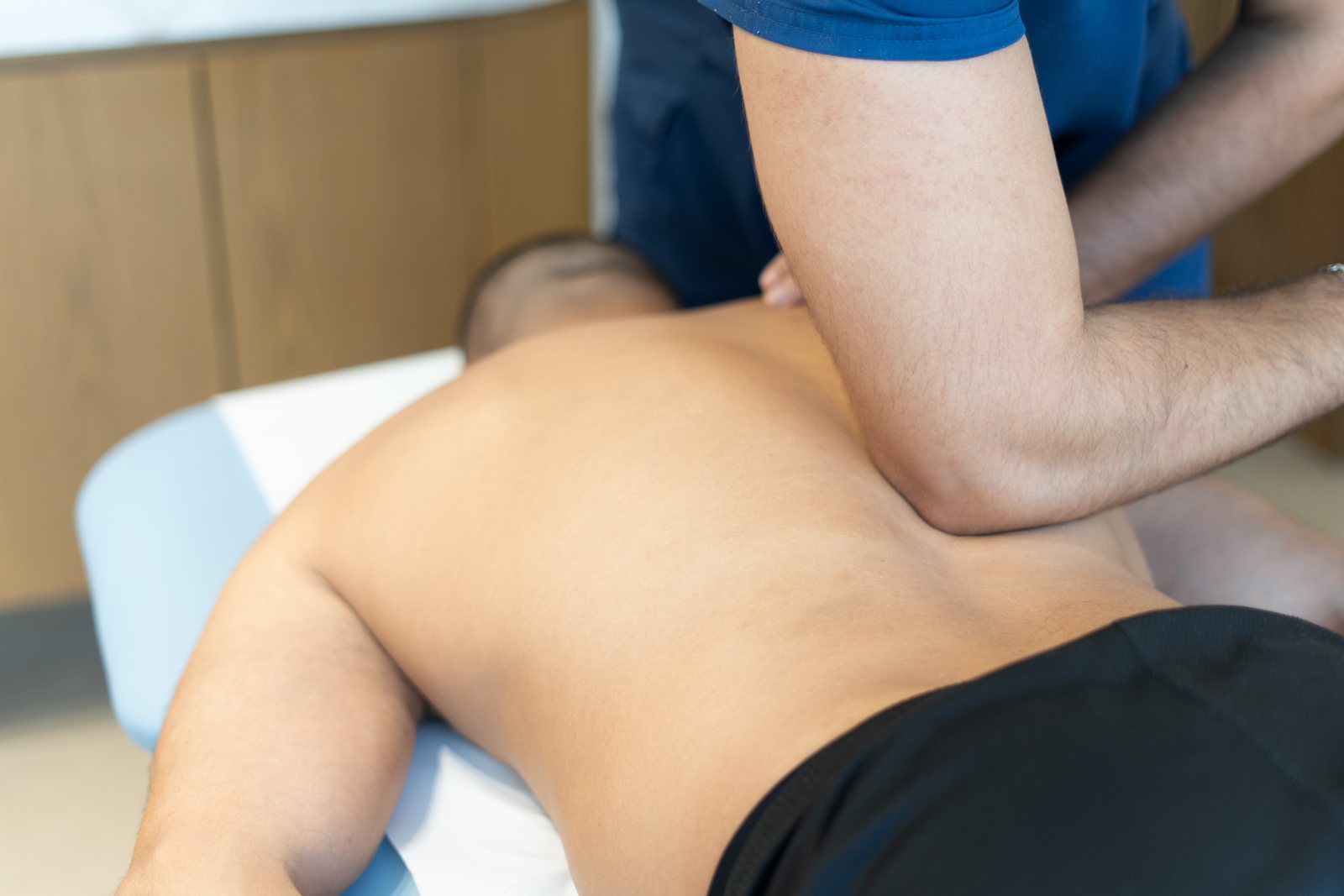 Deep tissue massage on the upper back at KINETIKA Dubai Hills