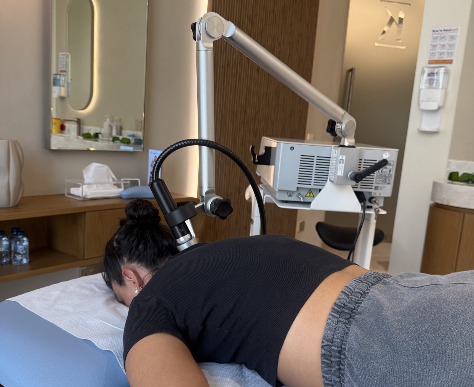 العلاج بالليزر على أعلى ظهر مريضة في عيادة KINETIKA بدبي هيلز